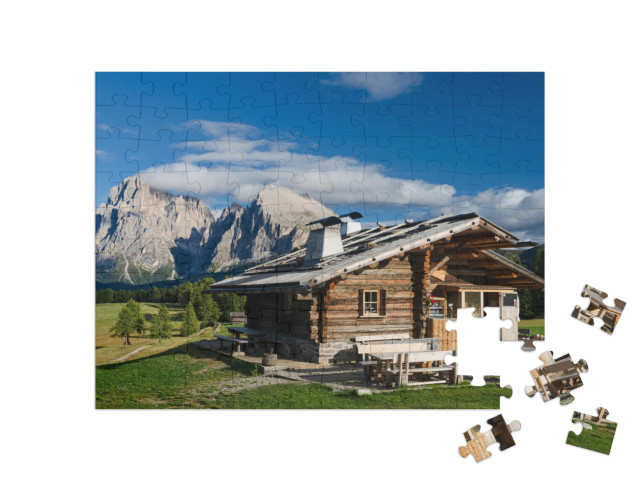 puzzle 100 dílků „Chata na Seiser Alm s Plattkofelem a Langkofelem, Jižní Tyrolsko“