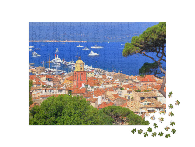 puzzle 1000 dílků „Letecký pohled: Staré město Saint-Tropez s loděmi v pozadí, Francie“