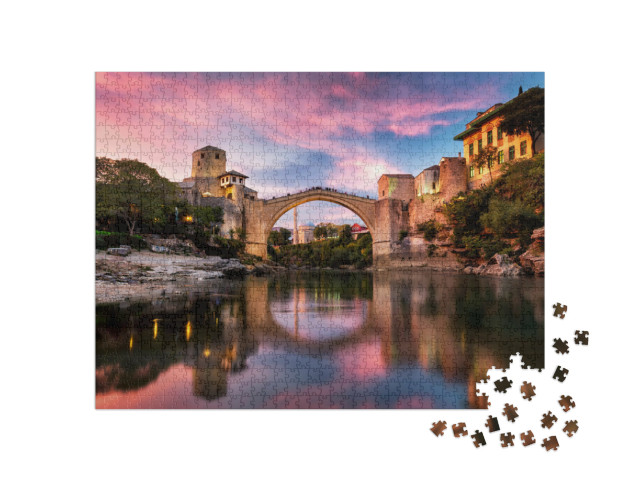 puzzle 1000 dílků „Západ slunce nad starým centrem města Mostar v Bosně“