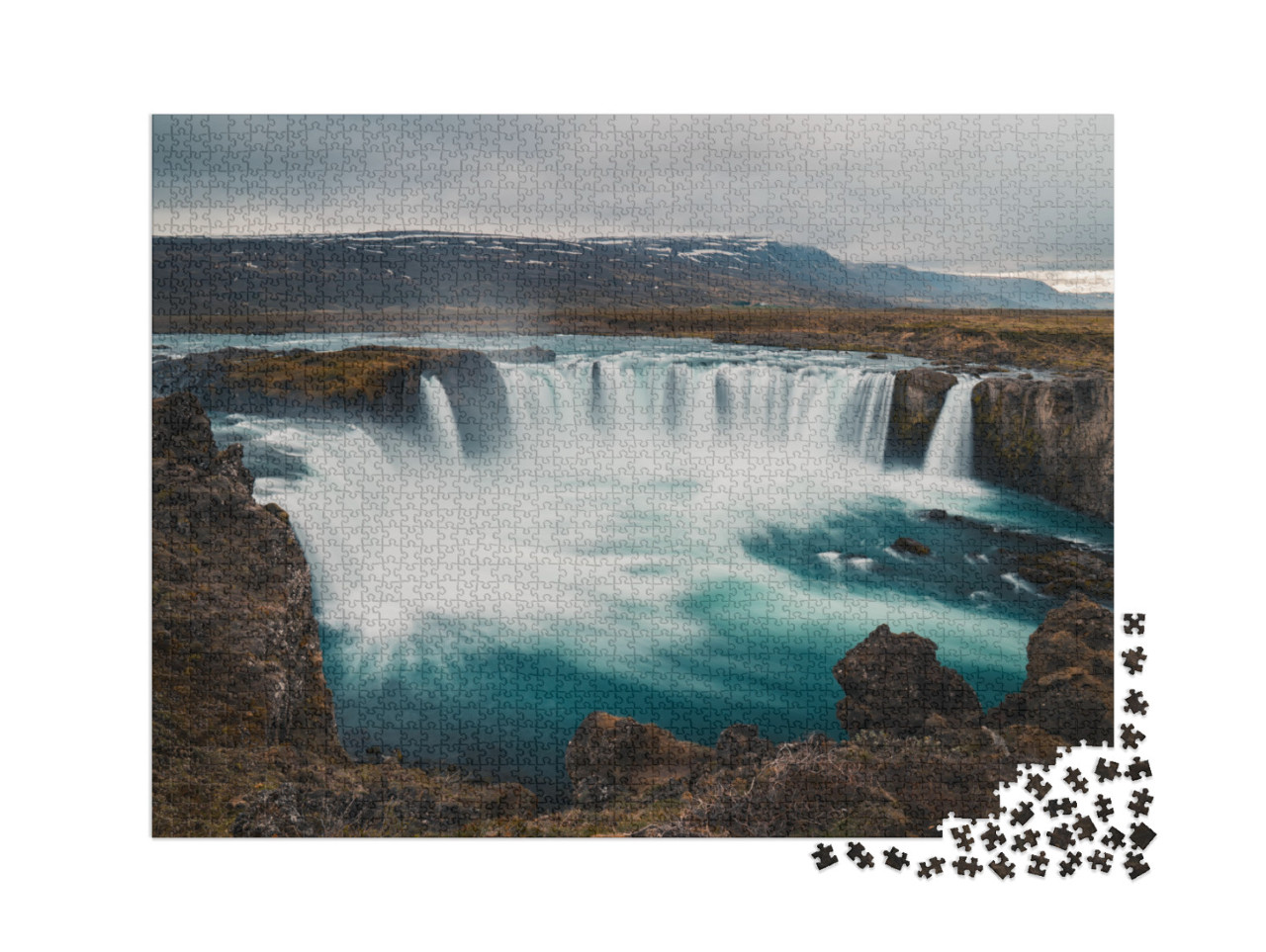 puzzle 2000 dílků „Godafoss: slavný islandský vodopád, pohled ze skalnatého břehu“