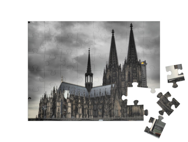 puzzle 48 dílků „Kolínská katedrála pod temnými mraky“