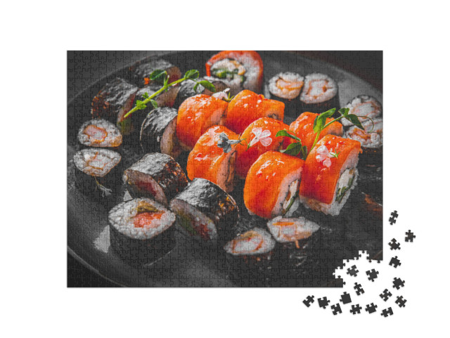 puzzle 1000 dílků „Sada sushi závitků s lososem, avokádem, smetanovým sýrem, okurkou, rýží a tuňákem.“