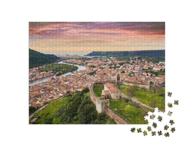 puzzle 1000 dílků „Pohled na krajinu od hradu do centra města Bosa, Sardinie, Itálie“