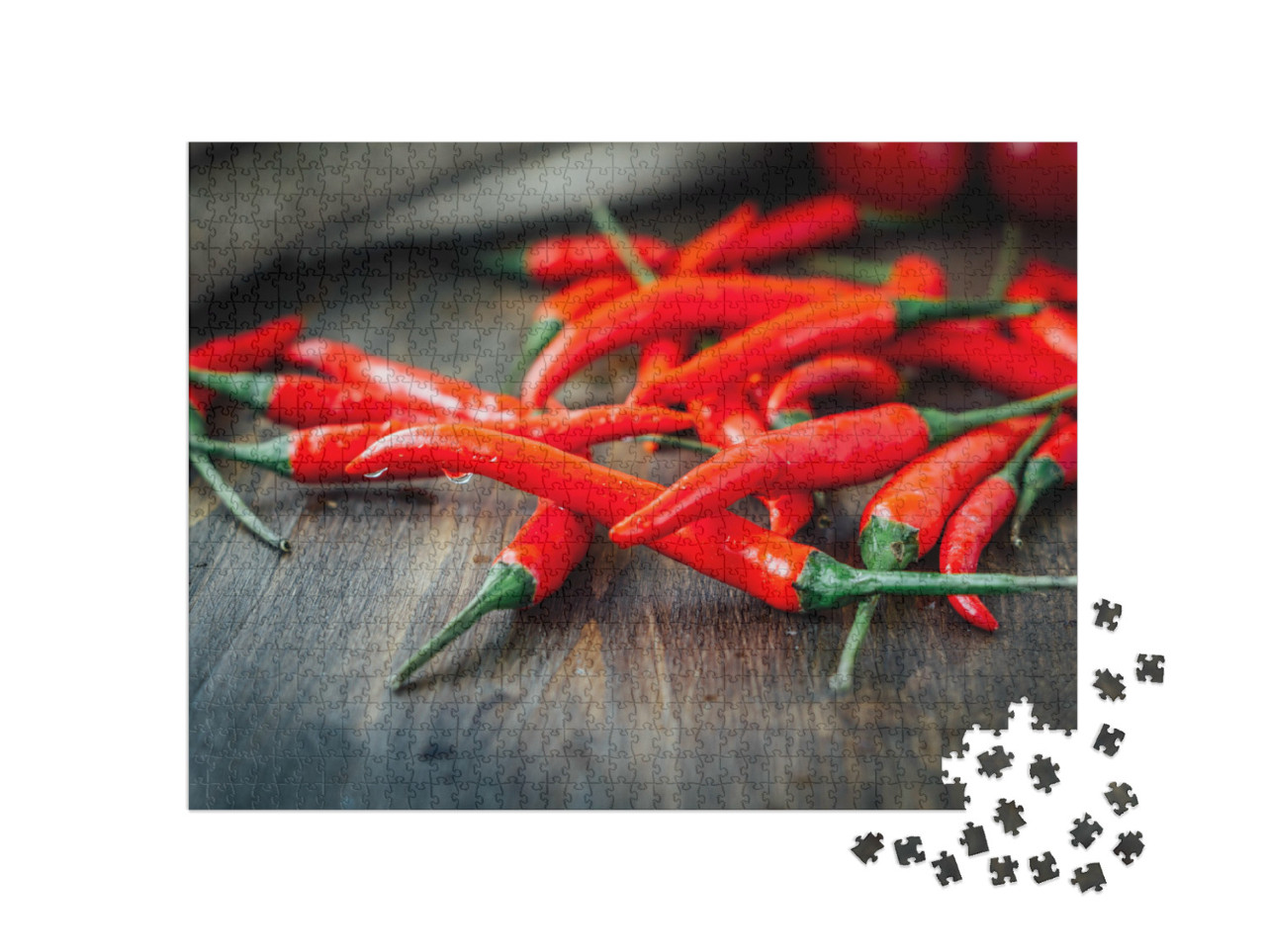 puzzle 1000 dílků „Červené chilli papričky nad rustikálním dřevěným stolem“
