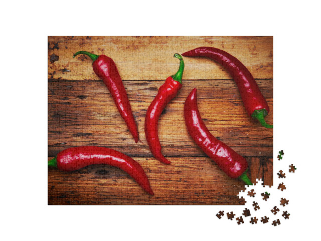 puzzle 1000 dílků „Několik chilli papriček na stole“