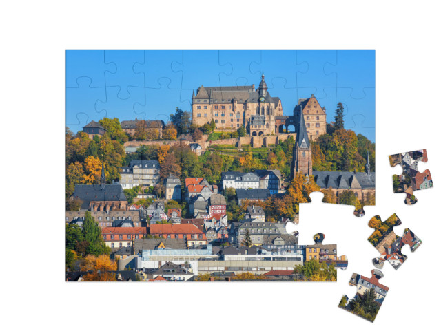 puzzle 48 dílků „Marburg an der Lahn: Landkraběcí zámek a barevné hrázděné domy“