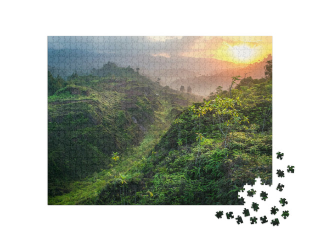 puzzle 1000 dílků „Jarní východ slunce nad hornatou krajinou deštného pralesa“