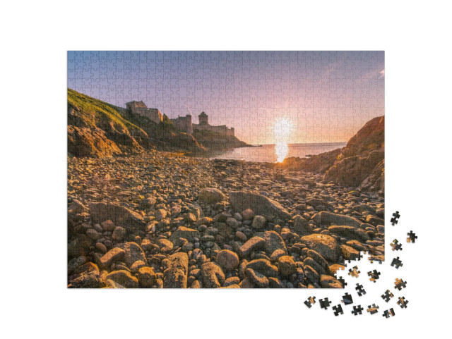 puzzle 1000 dílků „Východ slunce nad pevností Fort la Latte v Bretani, Francie“