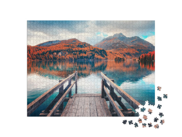 puzzle 1000 dílků „Dřevěná lávka na podzimním jezeře Sils“