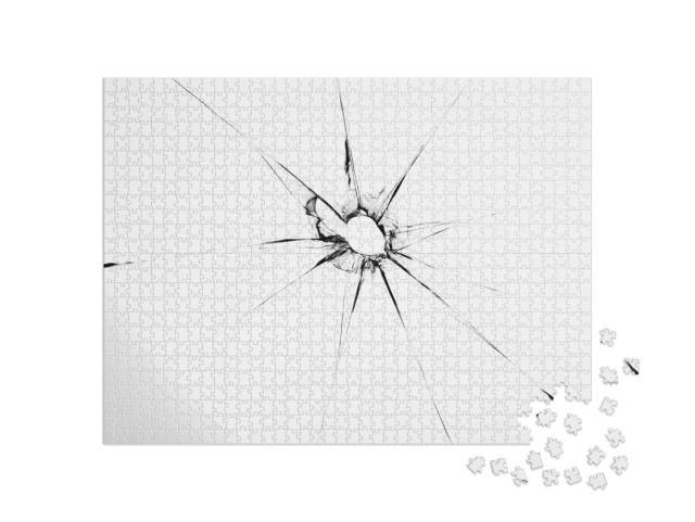puzzle 1000 dílků „Textura rozbitého skla s dírou uprostřed izolovaná na bí...“