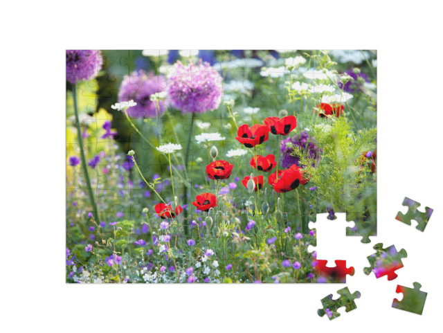 puzzle 100 dílků „Sluncem zalitá zahrada s divokými květinami“