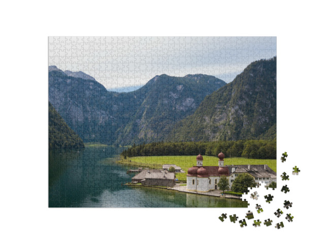 puzzle 1000 dílků „Nádherný výhled na kostel svatého Bartoloměje s horami Watzmann a Zugspitze“