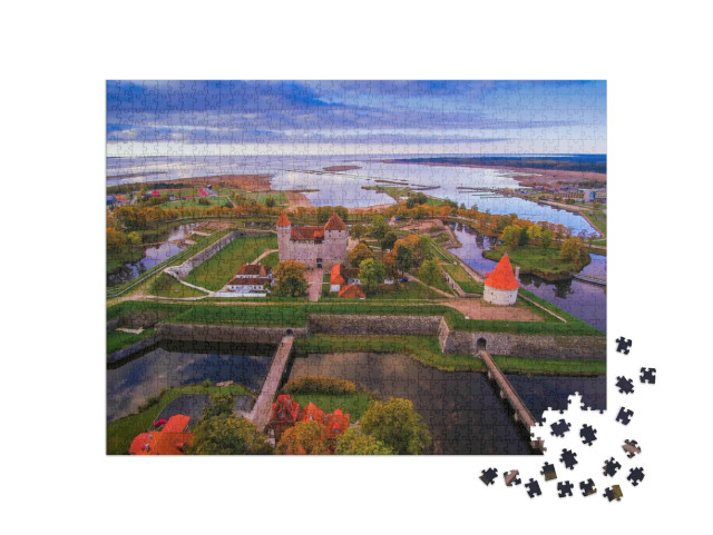 puzzle 1000 dílků „Letecký pohled na město Saaremaa s hradem uprostřed, Estonsko“