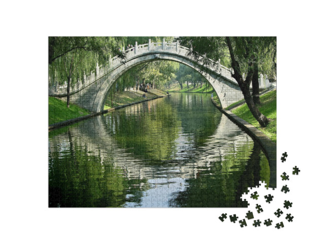 puzzle 1000 dílků „Měsíční brána v Purpurovém bambusovém parku, Peking“