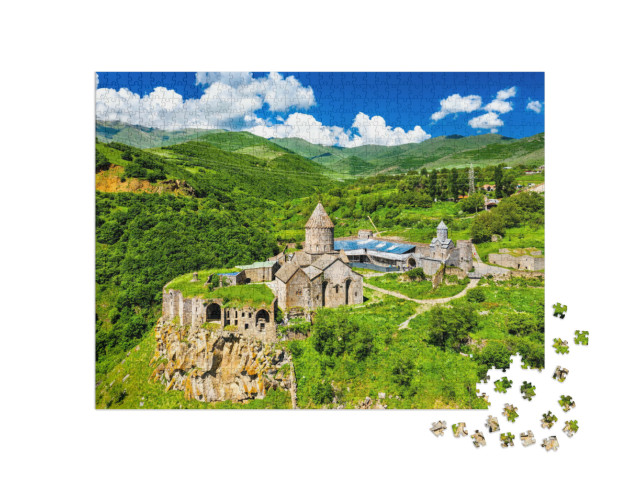 puzzle 1000 dílků „Letecký pohled na klášter Tatev, památka UNESCO, Arménie“
