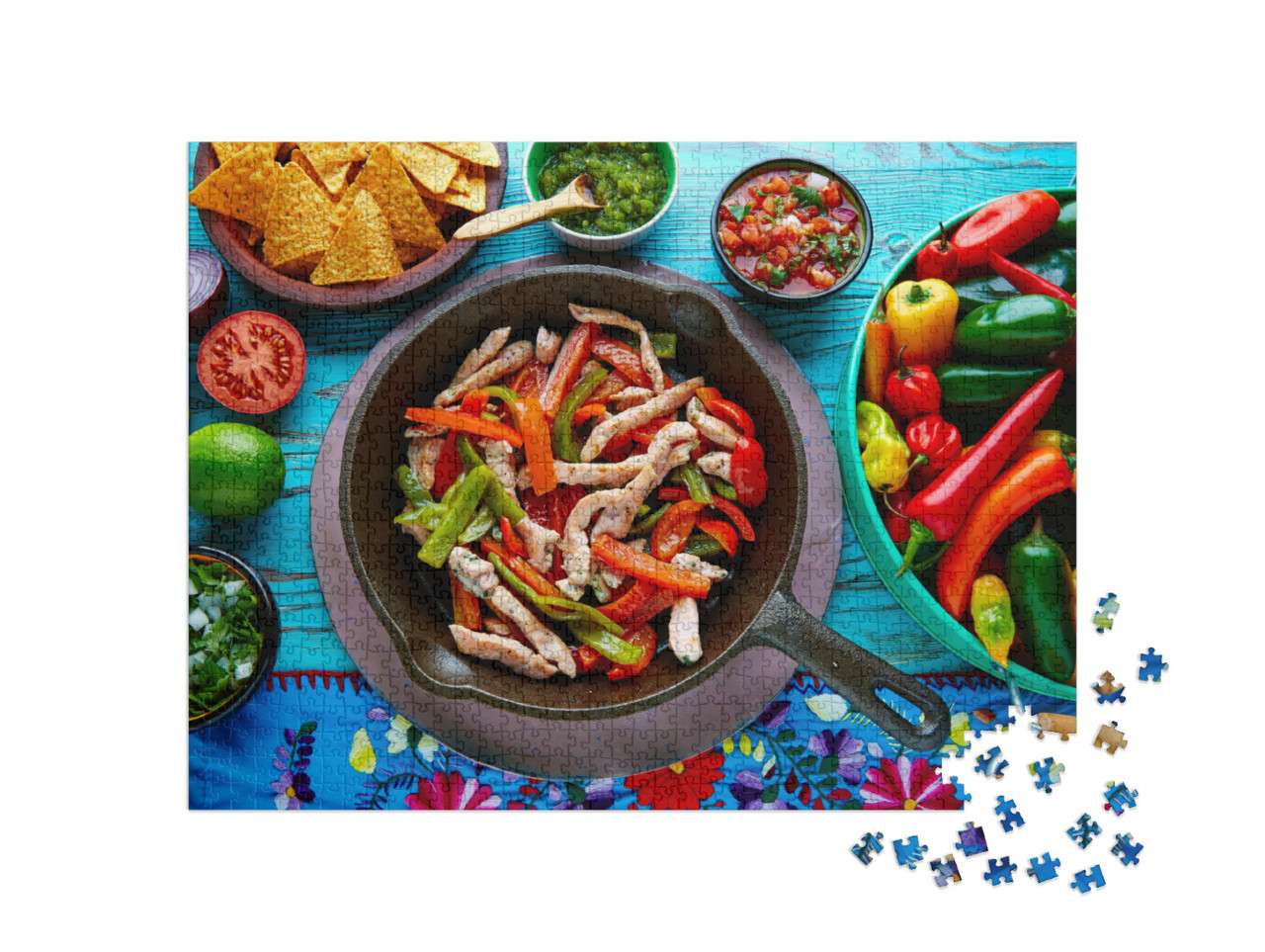 puzzle 1000 dílků „Kuřecí fajitas na pánvi s omáčkami, chilli a přílohami“