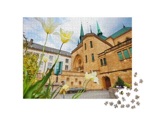 puzzle 1000 dílků „Bílé květiny před katedrálou Notre-Dame, Lucemburk“