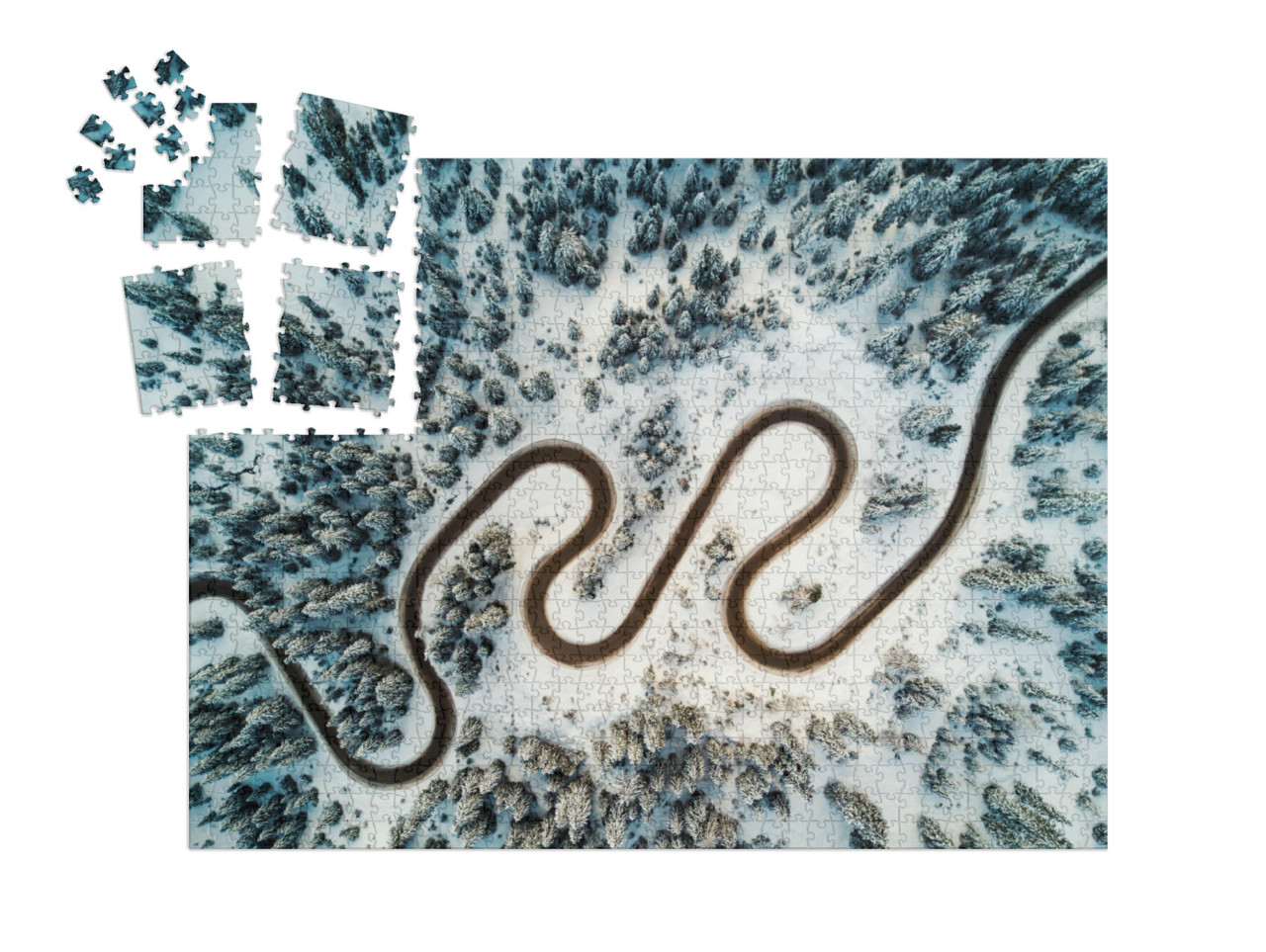 SMART SORTED® | Puzzle 1000 dílků „Pohled z ptačí perspektivy: horská silnice v zimních Dolomitech“