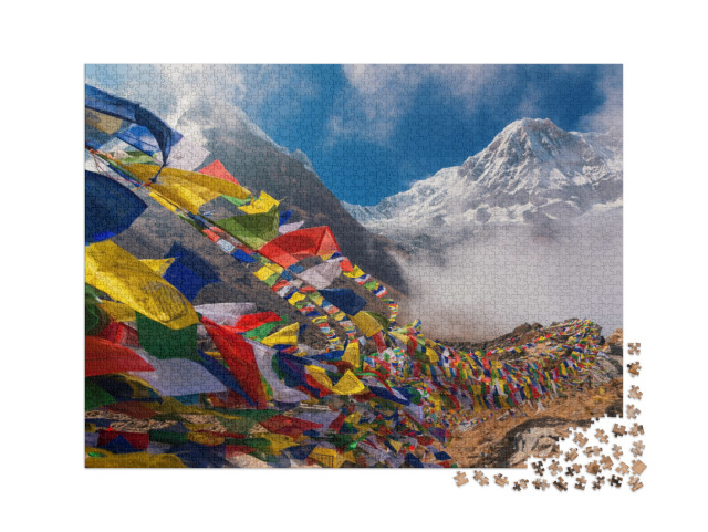 puzzle 2000 dílků „Modlitební vlajky před horou Annapurna I, Nepál“