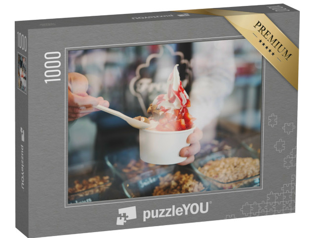 puzzle 1000 dílků „Prodejce nalije omáčku na měkký mražený jogurt v bílé...“