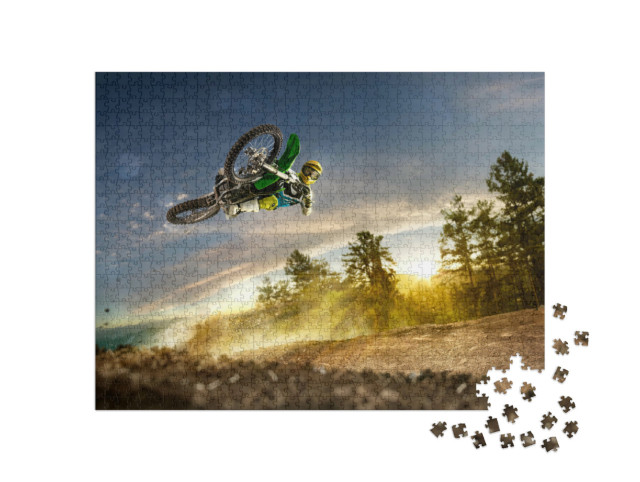 puzzle 1000 dílků „Jezdec na terénní motorce předvádí velkolepý skok“
