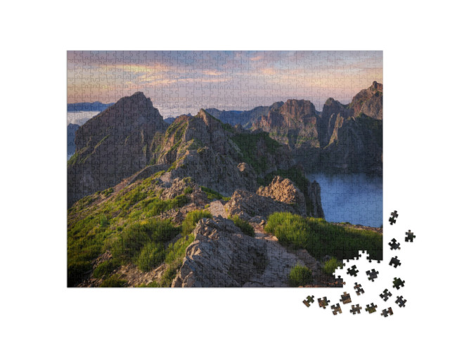 puzzle 1000 dílků „Portugalsko, Madeira, Pohled na hory a skály poblíž vrcholu Arieiro“