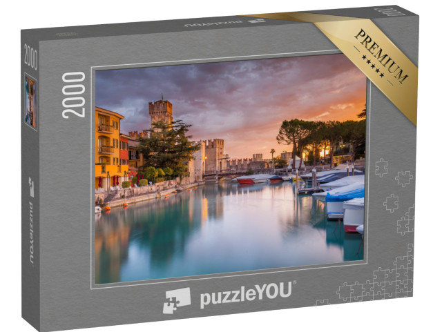 puzzle 2000 dílků „Přístav Sirmione ve večerním světle, jezero Garda, Itálie“