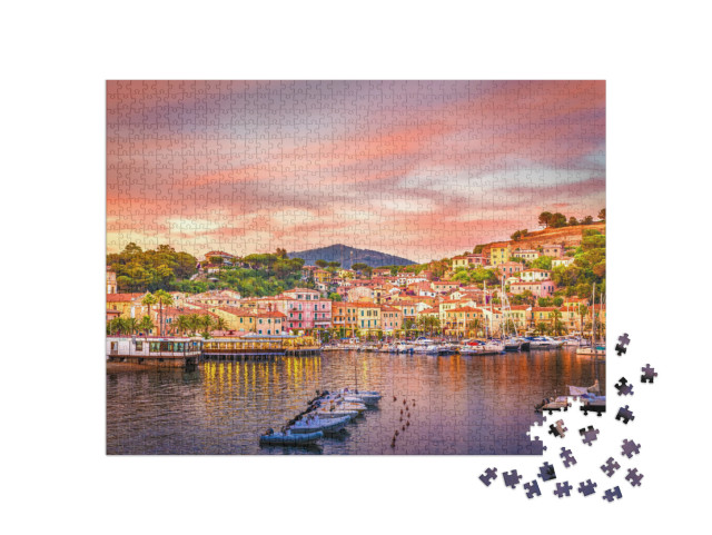 puzzle 1000 dílků „Přístav a vesnice Porto Azzurro při západu slunce, ostrov Elba, Itálie“