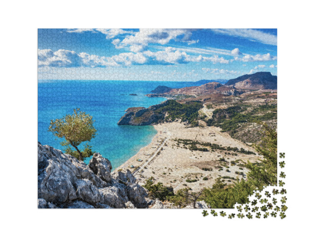 puzzle 2000 dílků „Pláž se zlatým pískem: Tsambika, Rhodos, Řecko“
