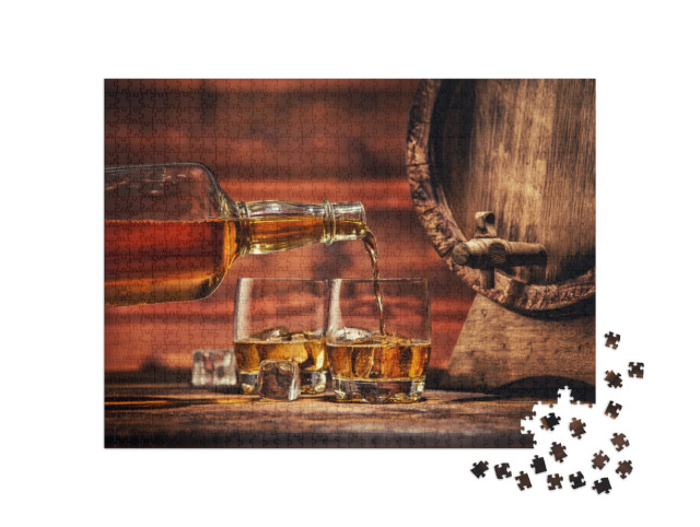 puzzle 1000 dílků „Nalití whisky z láhve do dvou sklenic s kostkami ledu“
