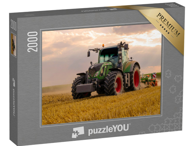 puzzle 2000 dílků „Zelený traktor oře obilné pole“