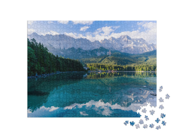 puzzle 1000 dílků „Krásný a zamračený letní východ slunce u jezera Eibsee v německých Alpách“