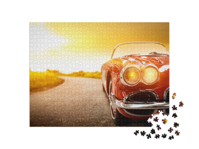 puzzle 1000 dílků „Retro auto na silnici při zlatém západu slunce“