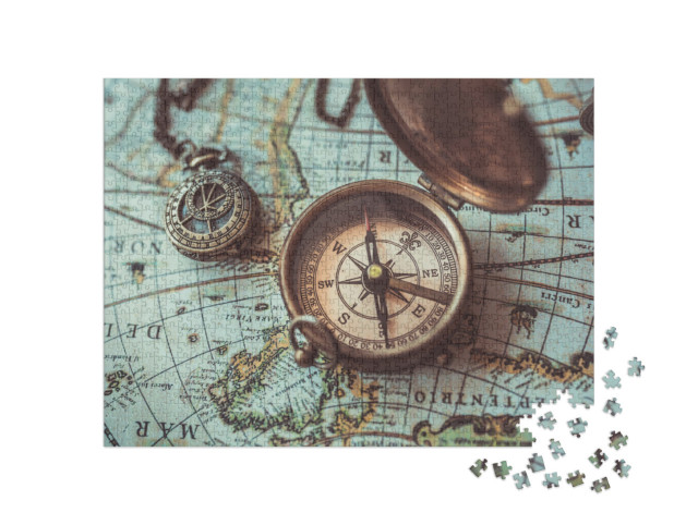 puzzle 1000 dílků „Starožitný bronzový kompas a dalekohled na staré mapě světa“