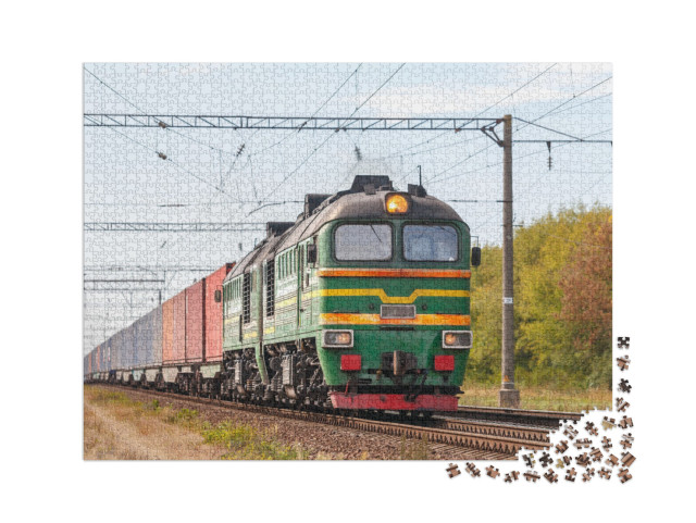 puzzle 2000 dílků „Silná zelená dieselová lokomotiva 2M62 táhne nákladní vlak“