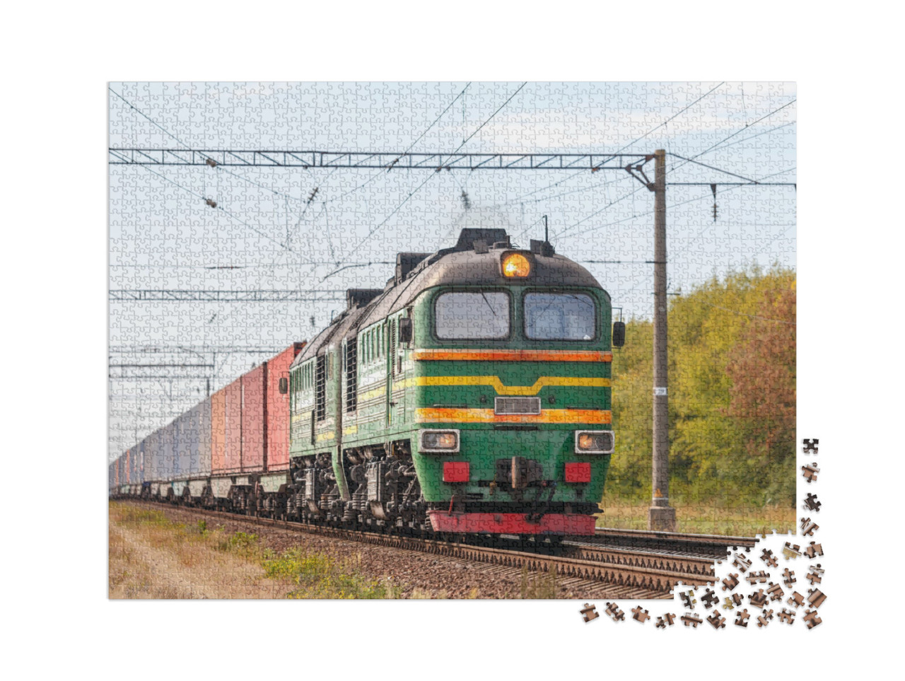 puzzle 2000 dílků „Silná zelená dieselová lokomotiva 2M62 táhne nákladní vlak“
