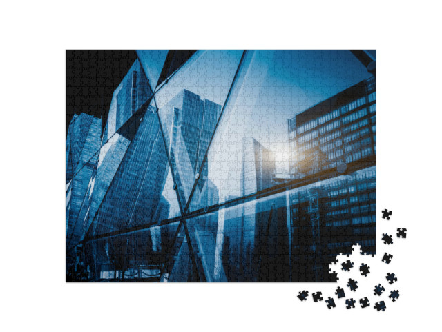 puzzle 1000 dílků „Pohled na moderní skleněný mrakodrap odrážející budovu...“