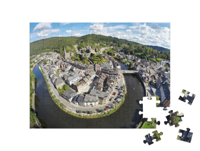 puzzle 100 dílků „Letecký pohled na belgické město La Roche-en-Ardenne s řekou Ourthe“