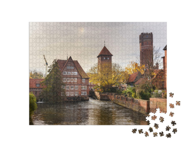 puzzle 1000 dílků „Ratsmühle neboli starý vodní mlýn a vodárenská věž na řece Ilmenau, Lüneburg“