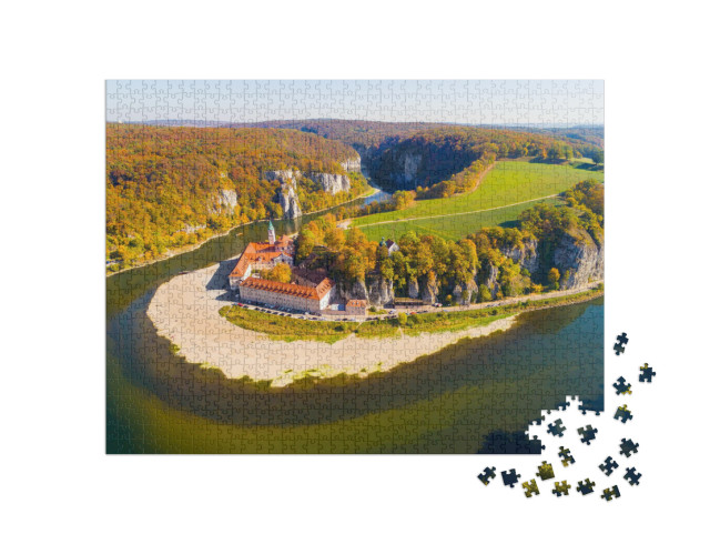 puzzle 1000 dílků „Pohled z ptačí perspektivy: opatství Weltenburg na Dunaji v Bavorsku“