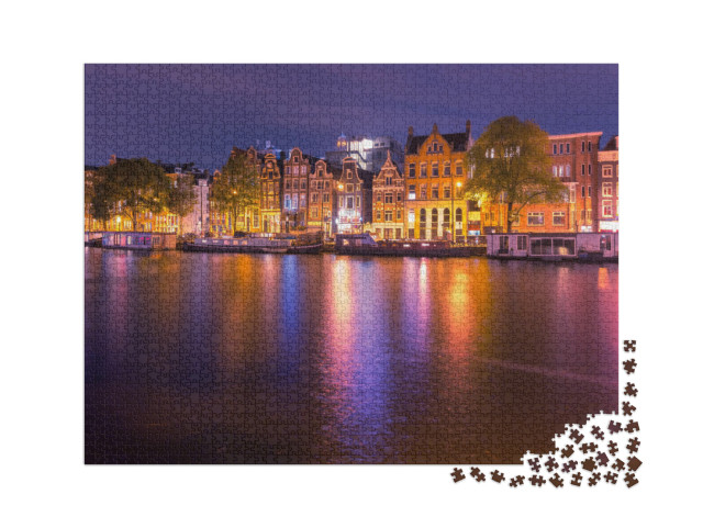 puzzle 2000 dílků „Okouzlující kanál v noci v nizozemském Amsterdamu.“