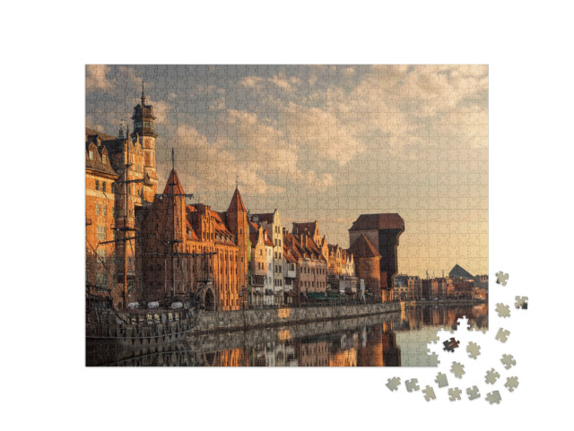 puzzle 1000 dílků „Klidná ranní atmosféra: staré město Gdaňsku při východu slunce“