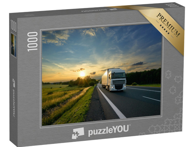 puzzle 1000 dílků „Bílý nákladní vůz vjíždí do západu slunce“