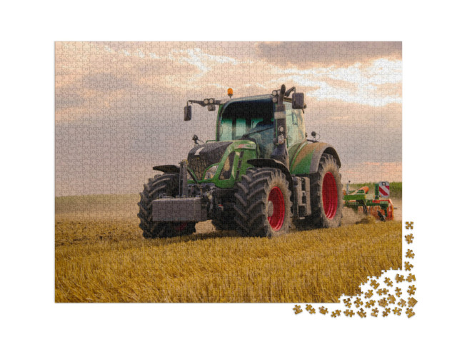 puzzle 2000 dílků „Zelený traktor oře obilné pole“