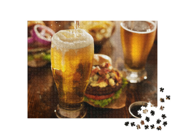 puzzle 1000 dílků „Nalévání piva do skla s hamburgery pro labužníky...“