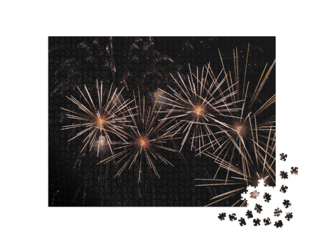 puzzle 1000 dílků „Pohled z nízkého úhlu na ohňostroj explodující na obloze v noci...“