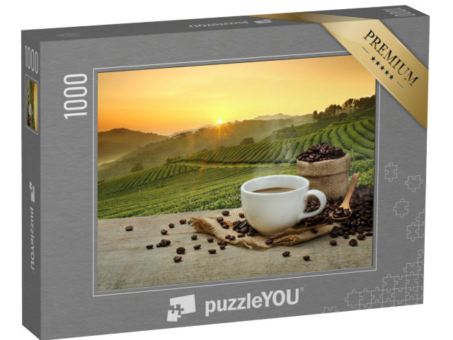 puzzle 1000 dílků „Čerstvě uvařená káva před kávovou plantáží“