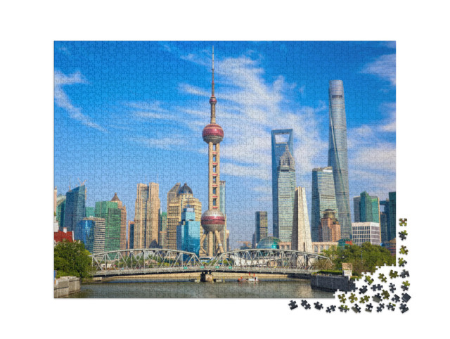 puzzle 2000 dílků „Panorama Šanghaje s historickým mostem Waibaidu, Čína“