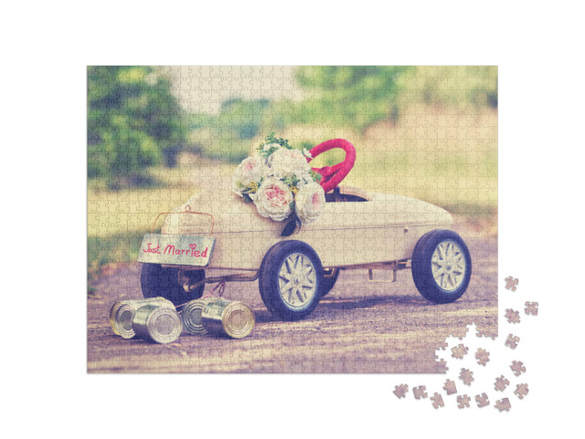 puzzle 1000 dílků „svatební auto s navlečenými plechovkami a kyticí“