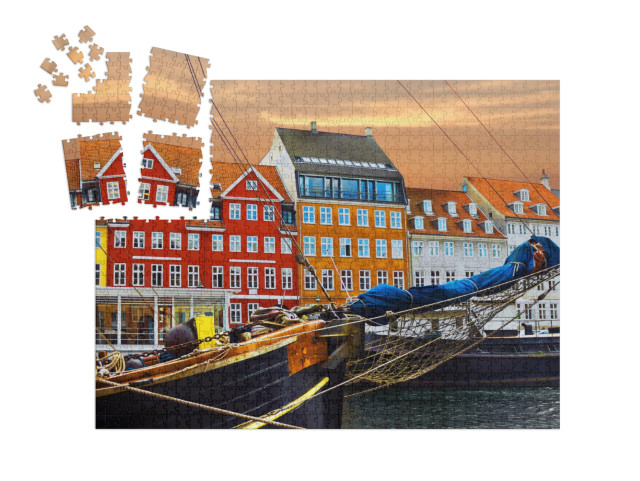 SMART SORTED® | Puzzle 1000 dílků „Jachty a barevné domy na plážové promenádě v Nyhavnu, Dánsko“
